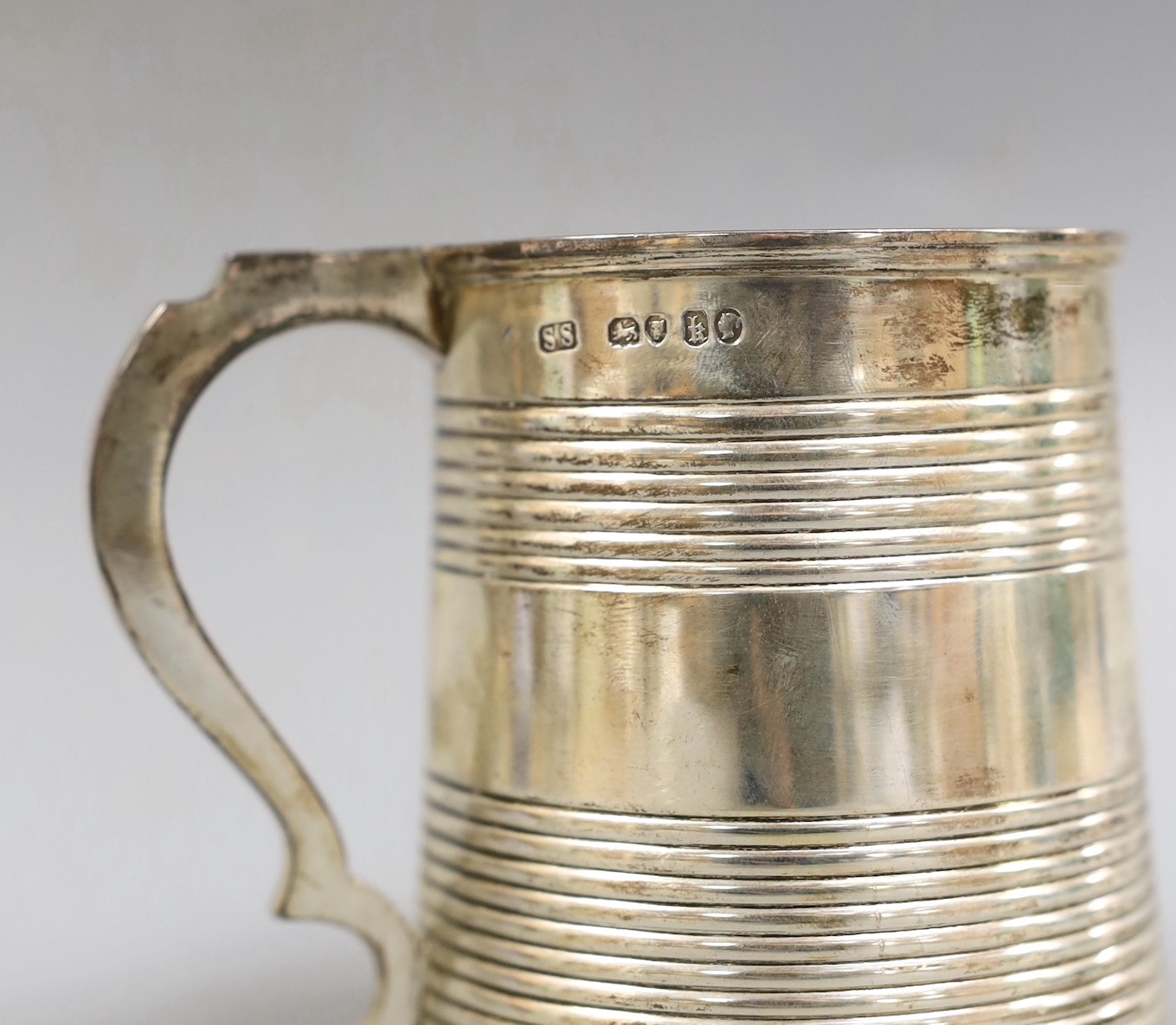 A Victorian reeded silver mug, Goldsmiths Alliance, London, 1865, 97mm, 9.1oz.